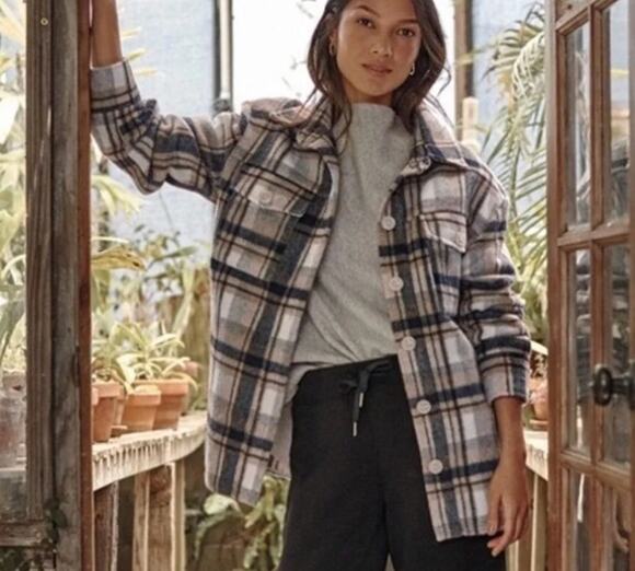 Evereve Jackets & Blazers - Evereve Plaid Simone Long Sleeve Chest Pocket Oversized Shacket Gray Blue XS